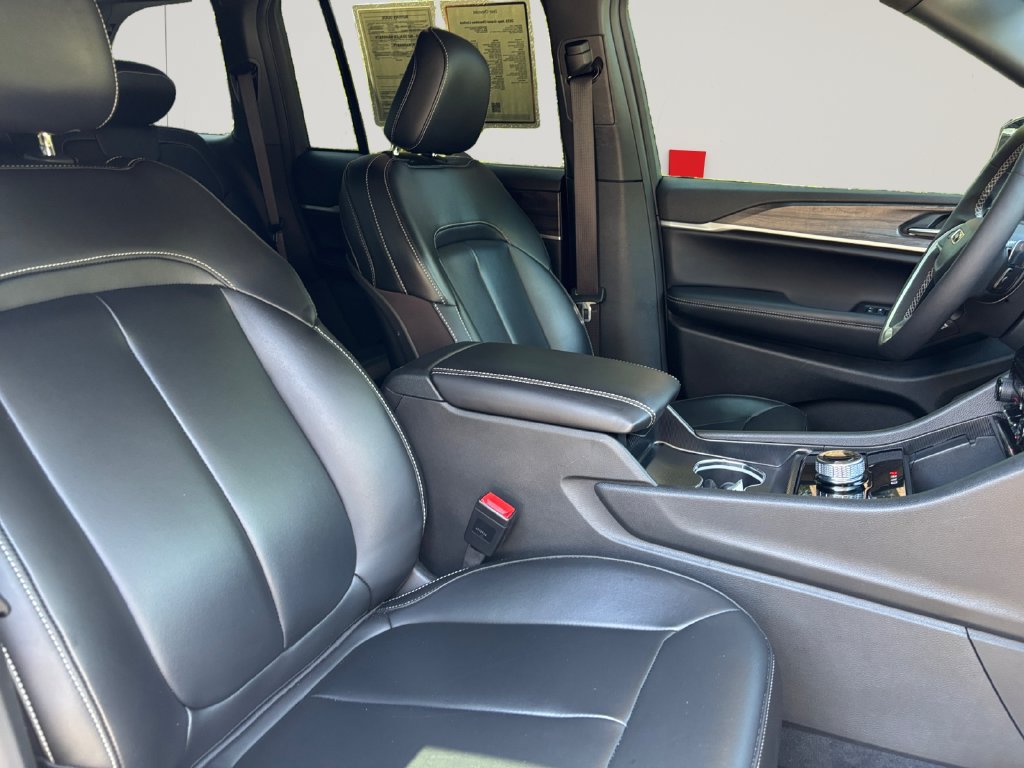 Used 2025 Jeep Grand Cherokee Limited w/ Black Appearance Package RWD image 16