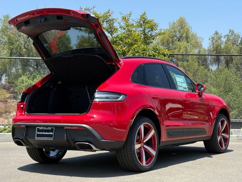 Used 2025 Porsche Macan image 32