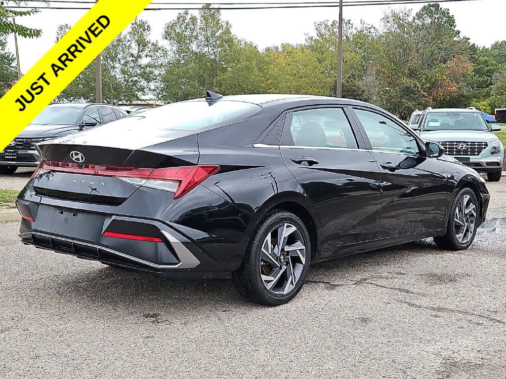 Used 2025 Hyundai Elantra SEL FWD image 4