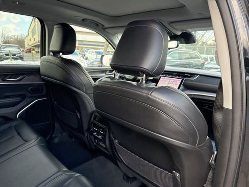 Used 2022 Jeep Grand Cherokee Limited image 23