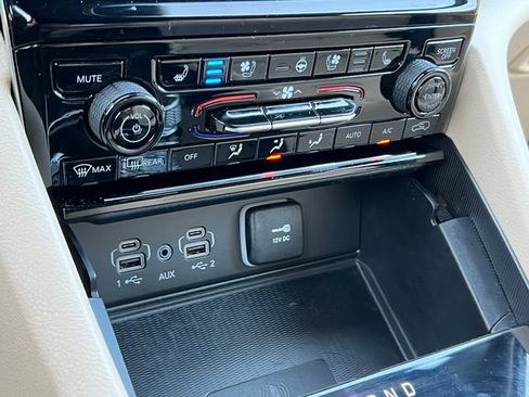 Used 2024 Jeep Grand Cherokee Limited w/ Luxury Tech Group II image 28