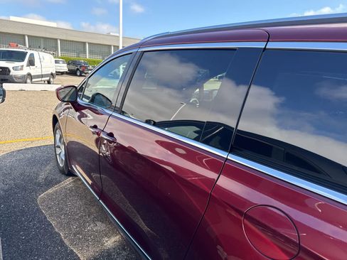 Used 2020 Chrysler Pacifica Touring-L image 25