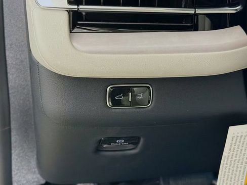New 2026 Lincoln Navigator L Premier AWD/4WD image 11