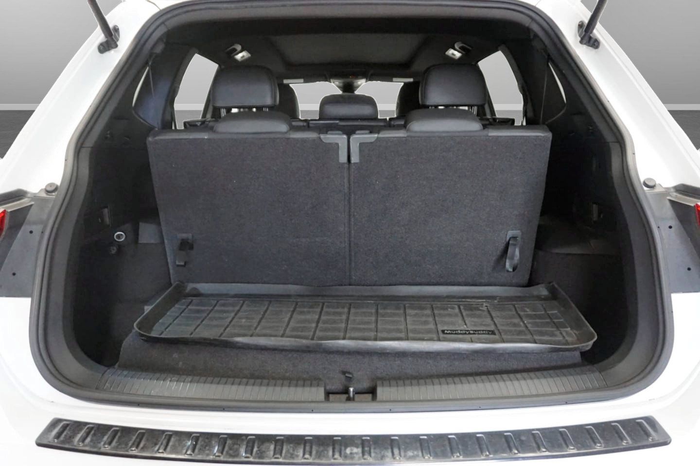 Used 2023 Volkswagen Tiguan SE R-Line FWD image 9