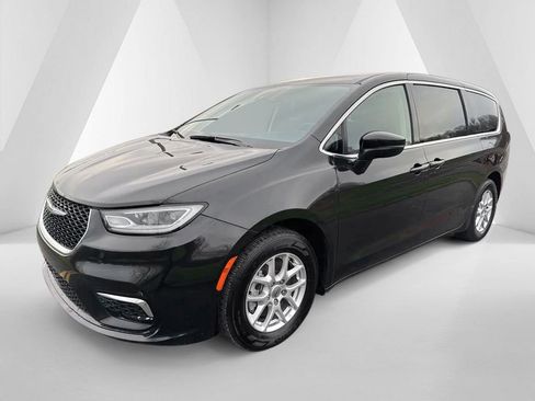 Used 2023 Chrysler Pacifica Touring-L image 3
