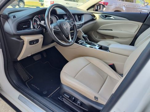 Used 2019 Buick Regal Preferred image 2