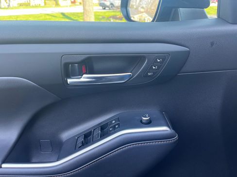 Used 2023 Toyota Highlander Bronze Edition image 21