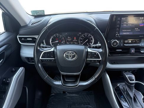 Used 2022 Toyota Highlander XLE AWD/4WD image 14