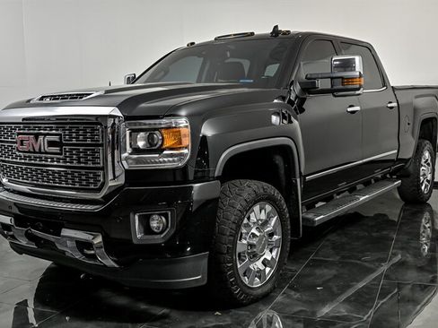 Used 2018 GMC Sierra 2500 Denali w/ Duramax Plus Package AWD/4WD image 5