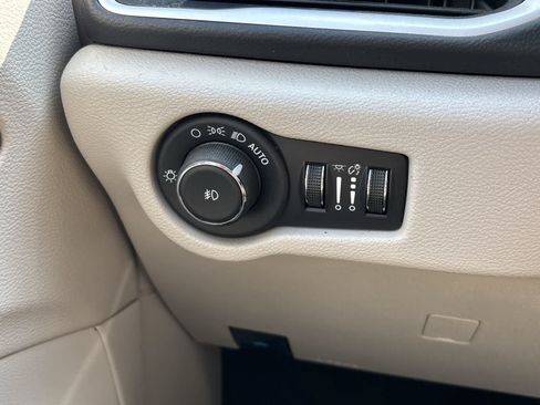 Used 2024 Chrysler Pacifica Touring-L FWD image 22