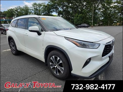 Used 2021 Toyota Highlander XLE AWD/4WD image 1