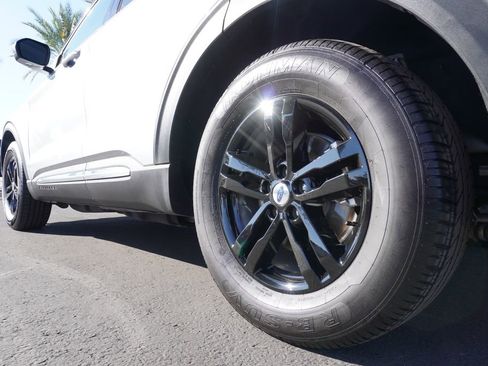 Used 2022 Ford Explorer XLT w/ Equipment Group 202A image 6