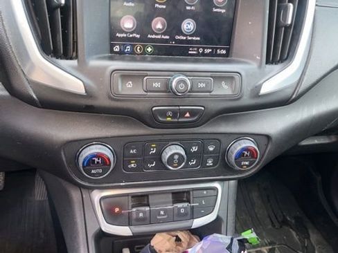Used 2022 GMC Terrain SLE w/ Driver Convenience Package FWD image 4