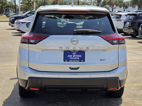 Used 2024 Nissan Rogue SV FWD image 8