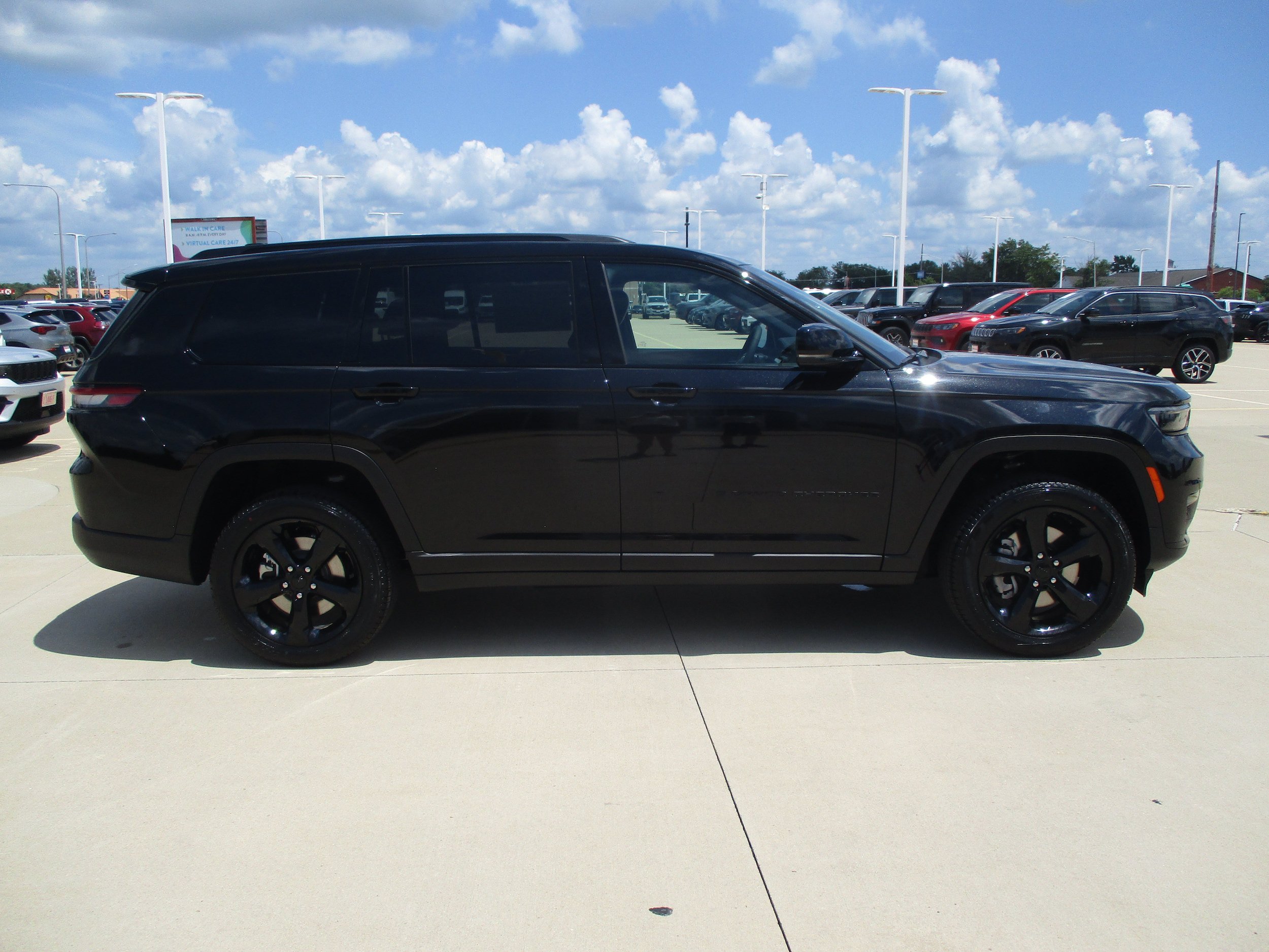 Used 2025 Jeep Grand Cherokee L Limited w/ Black Appearance Package AWD/4WD image 7