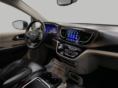 Used 2017 Chrysler Pacifica Touring-L Plus w/ Tire & Wheel Group image 18