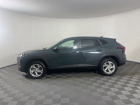 Certified 2025 Chevrolet Trax LS w/ LS Convenience Package FWD image 2