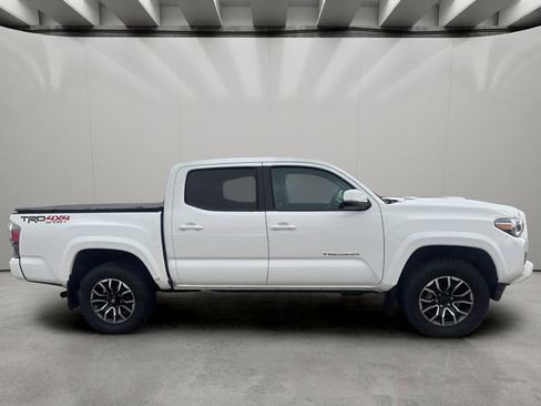 Used 2022 Toyota Tacoma TRD Sport w/ Technology Package image 6
