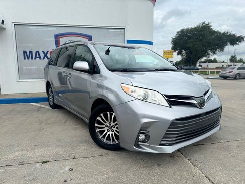 Used 2018 Toyota Sienna XLE FWD image 17