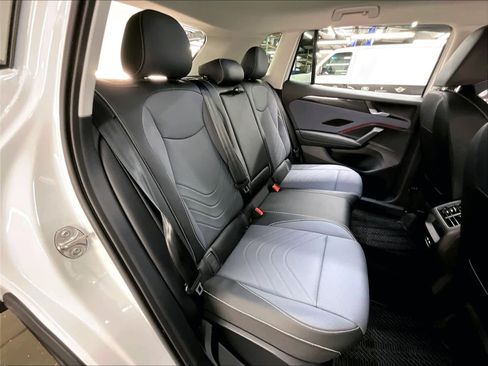 Used 2025 Volkswagen Tiguan SE image 29