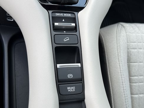 Certified 2025 Honda HR-V LX image 30