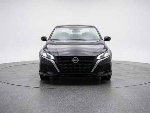 Used 2025 Nissan Altima 2.5 SV image 2