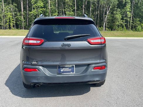 Used 2017 Jeep Cherokee Sport FWD image 6