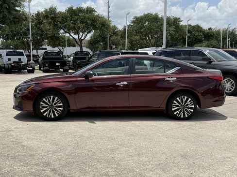 Used 2025 Nissan Altima 2.5 SV FWD image 9