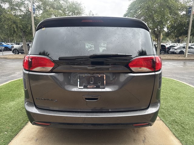 Used 2020 Chrysler Pacifica Touring-L Plus FWD image 4