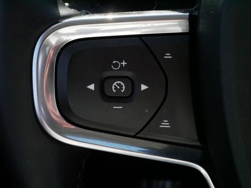 Used 2025 Volvo XC40 B5 Core image 25