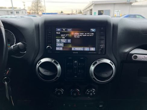Used 2014 Jeep Wrangler Unlimited Sahara w/ Connectivity Group AWD/4WD image 22