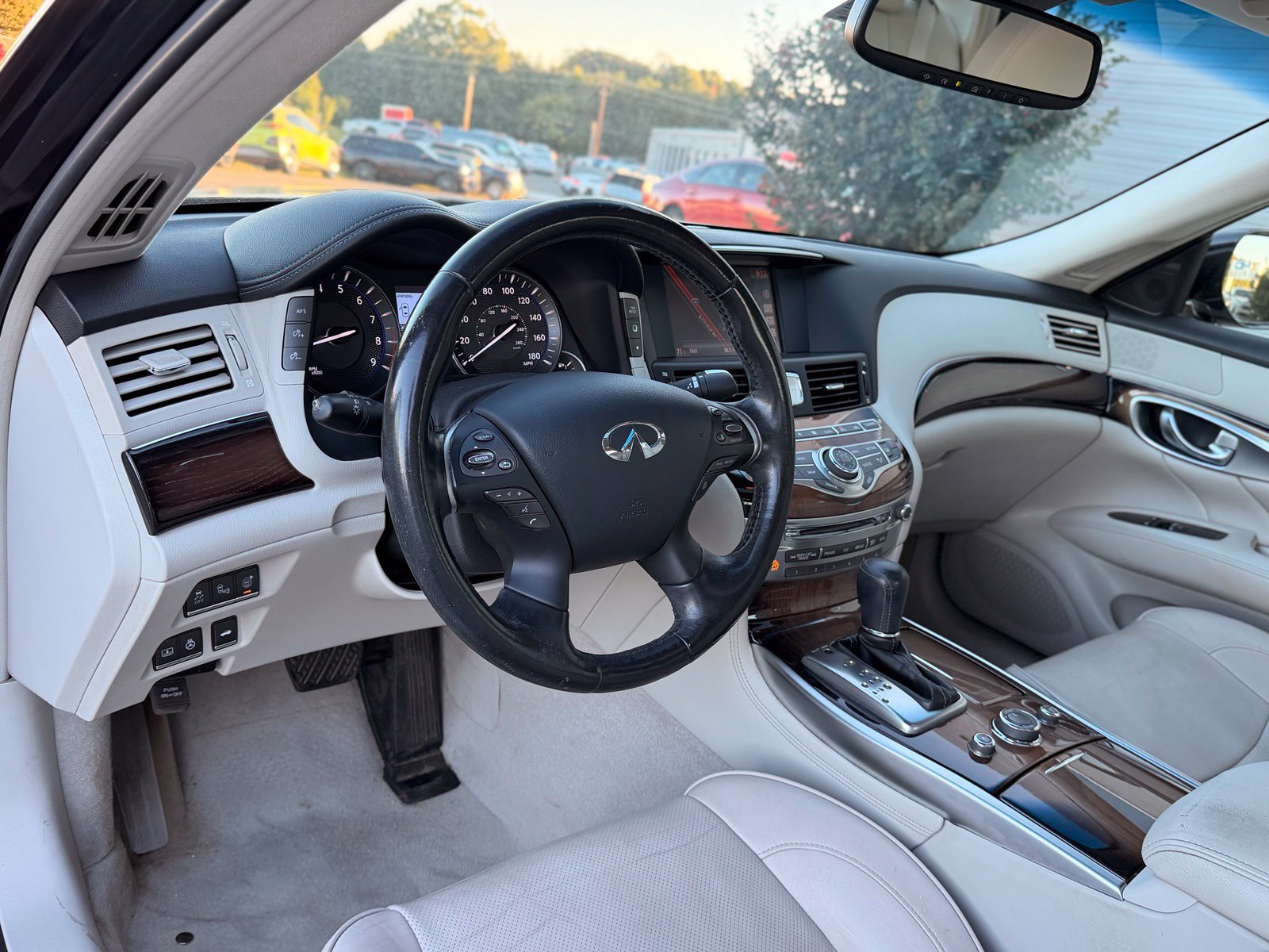 Used 2015 INFINITI Q70 L 3.7 w/ Deluxe Touring Package RWD image 17