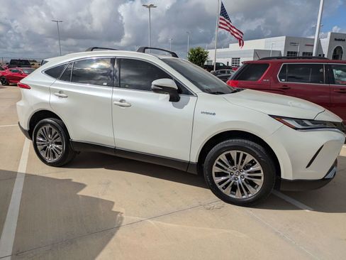 Used 2021 Toyota Venza Limited image 2