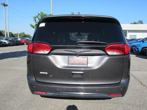 Used 2018 Chrysler Pacifica Touring Plus w/ S Appearance Package FWD image 5