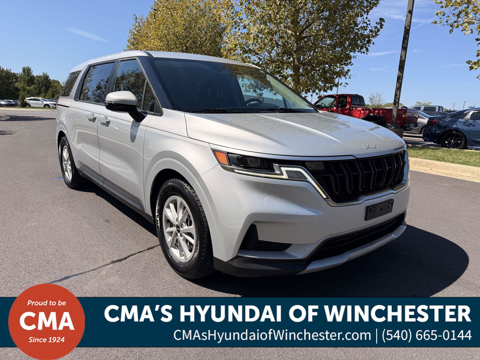Used 2023 Kia Carnival LX FWD image 1