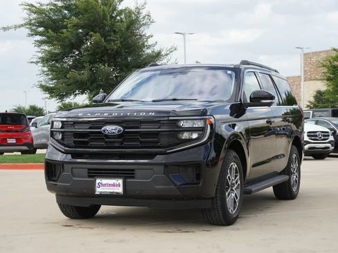 Used 2025 Ford Expedition Active AWD/4WD image 3