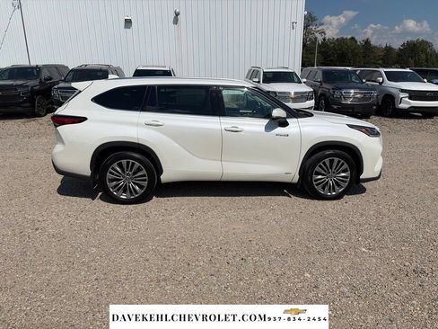 Used 2021 Toyota Highlander Platinum AWD/4WD image 2