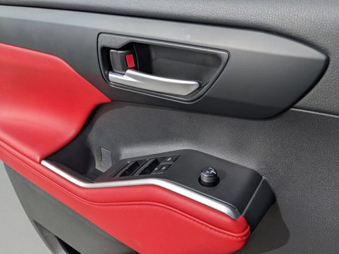 Used 2024 Toyota Highlander LE image 20