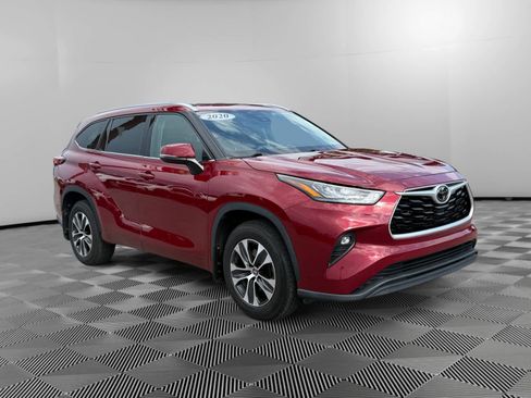 Used 2020 Toyota Highlander XLE AWD/4WD image 3