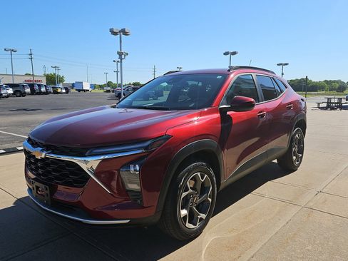 Used 2024 Chevrolet Trax LT w/ Driver Confidence Package FWD image 2
