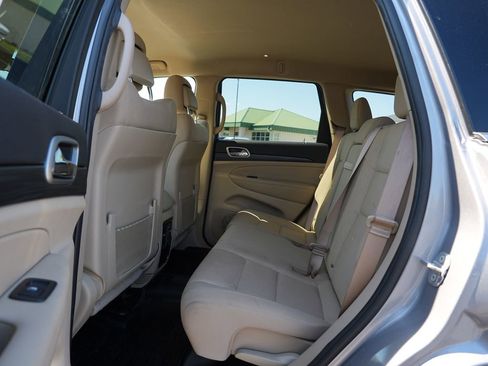 Used 2019 Jeep Grand Cherokee Laredo AWD/4WD image 18