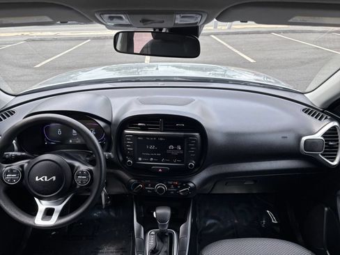 Used 2025 Kia Soul LX w/ LX Technology Package FWD image 23