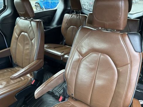 Used 2018 Chrysler Pacifica Limited w/ Advanced Safetytec Group FWD image 16