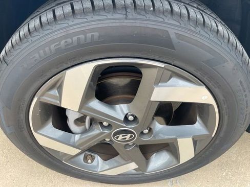 Used 2025 Hyundai Venue SEL FWD image 8