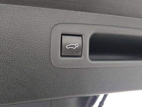 Used 2022 Toyota Highlander XLE AWD/4WD image 17