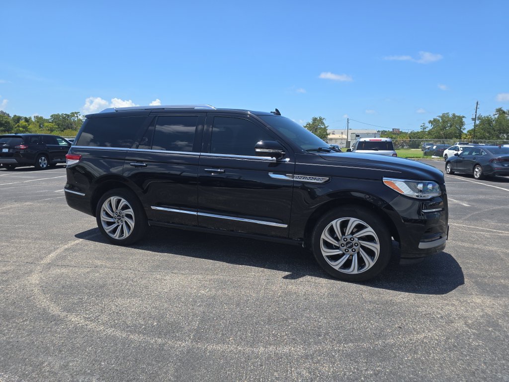 Used 2022 Lincoln Navigator Reserve AWD/4WD image 2