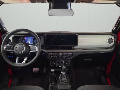 Used 2025 Jeep Wrangler Unlimited Sahara AWD/4WD image 16