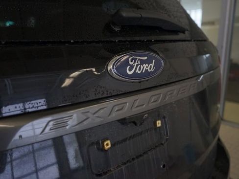 Used 2017 Ford Explorer XLT w/ Equipment Group 202A image 13