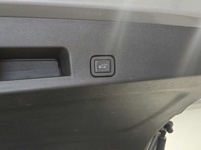 Used 2025 Chevrolet Traverse RS FWD image 30