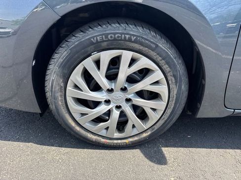 Used 2018 Toyota Corolla LE FWD image 17